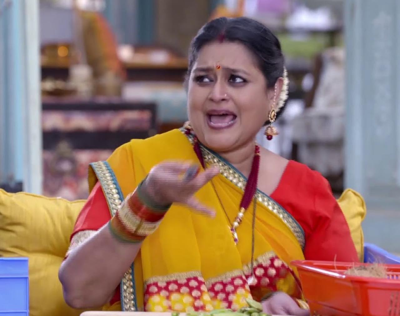 Hansa`s (Supriya Pathak) sweetness complimented her husband`s stupidity wonderfully. Only the iconic Hansa Ben from `The Khichdi` can pull "Hello, how are you?" Haan, khaana khaake jaana"